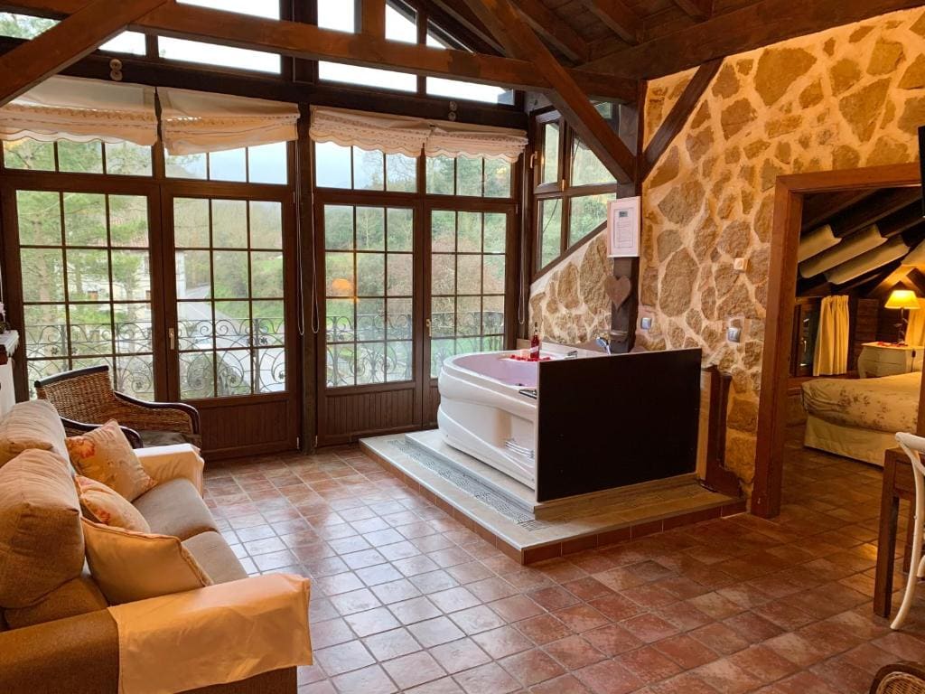 Luxury Suite with Spa Bath room - Image 3