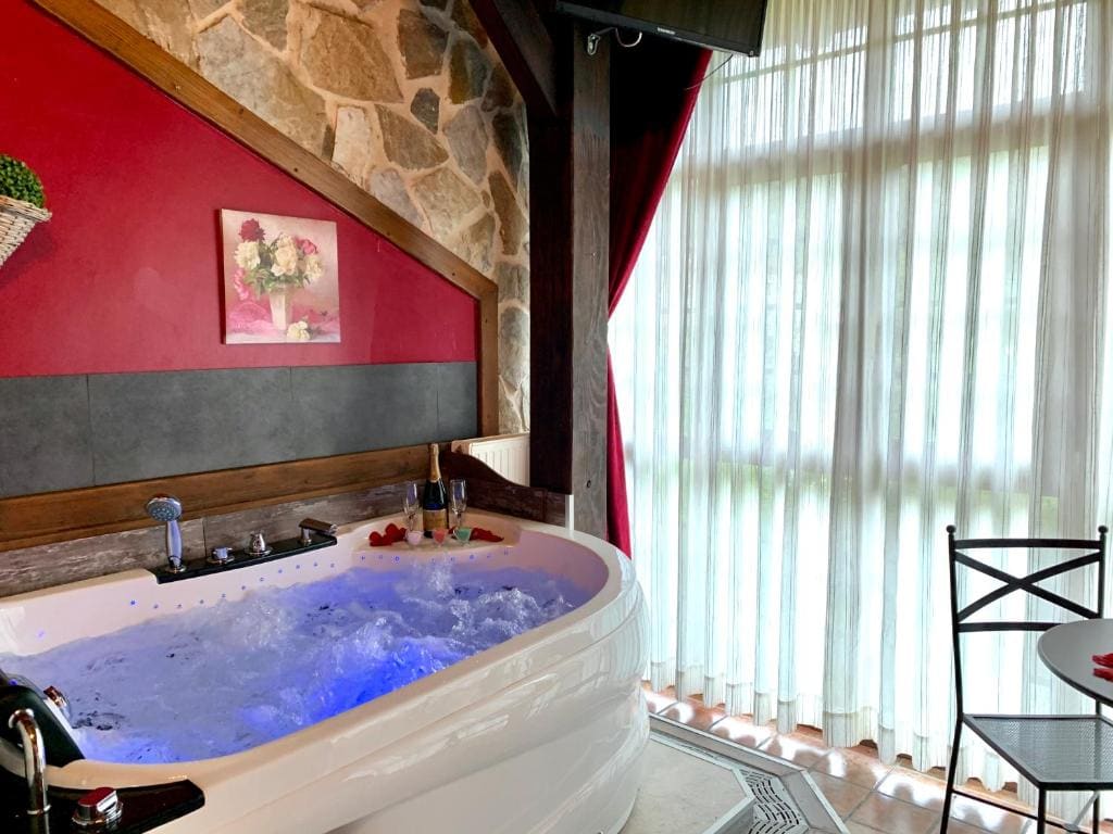 Suite with Whirlpool room - Image 3