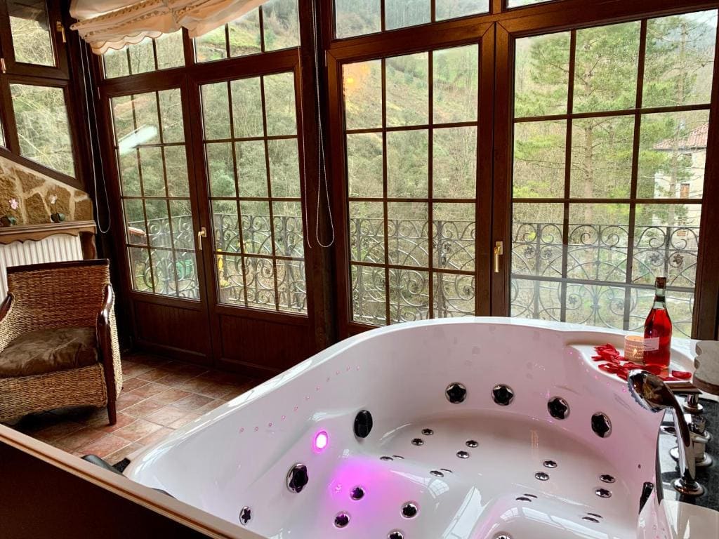 Luxury Suite with Spa Bath room - Image 2