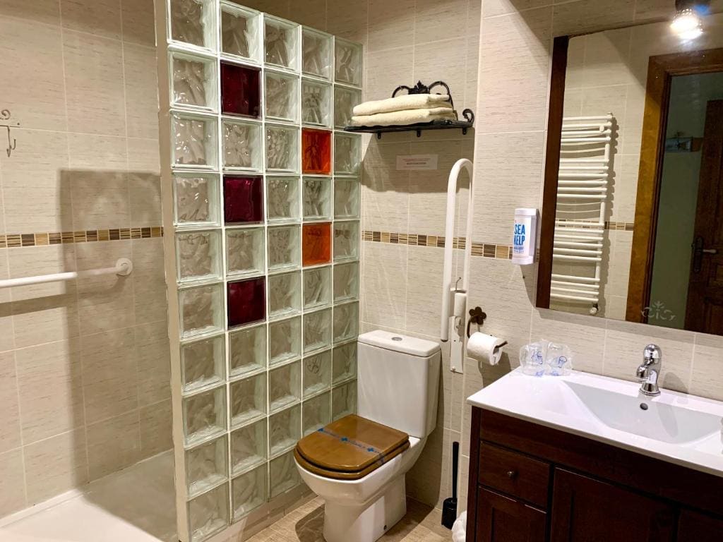 Deluxe Suite with Spa Bath room - Image 3