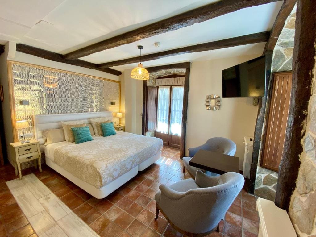 Deluxe Suite with Spa Bath room - Image 1