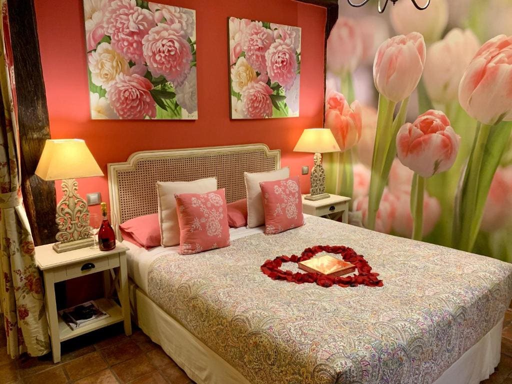 Deluxe Suite with Spa Bath room - Image 2