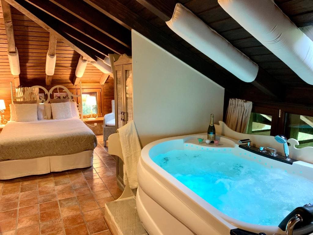 Double Room with Whirlpool room - Image 3