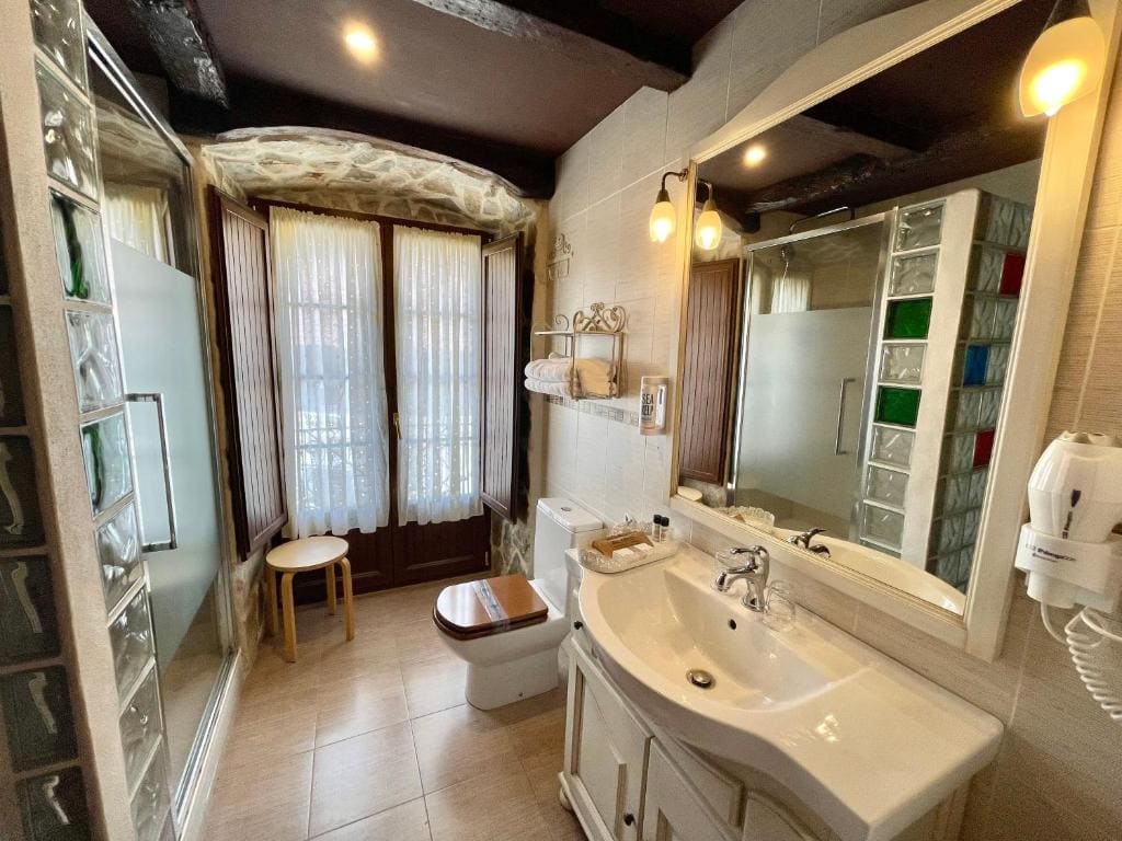 Family Two-Bedroom Suite with Jacuzzi room - Image 3