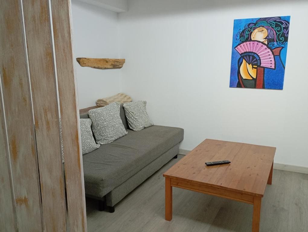 One-Bedroom Apartment with Garden room - Image 1