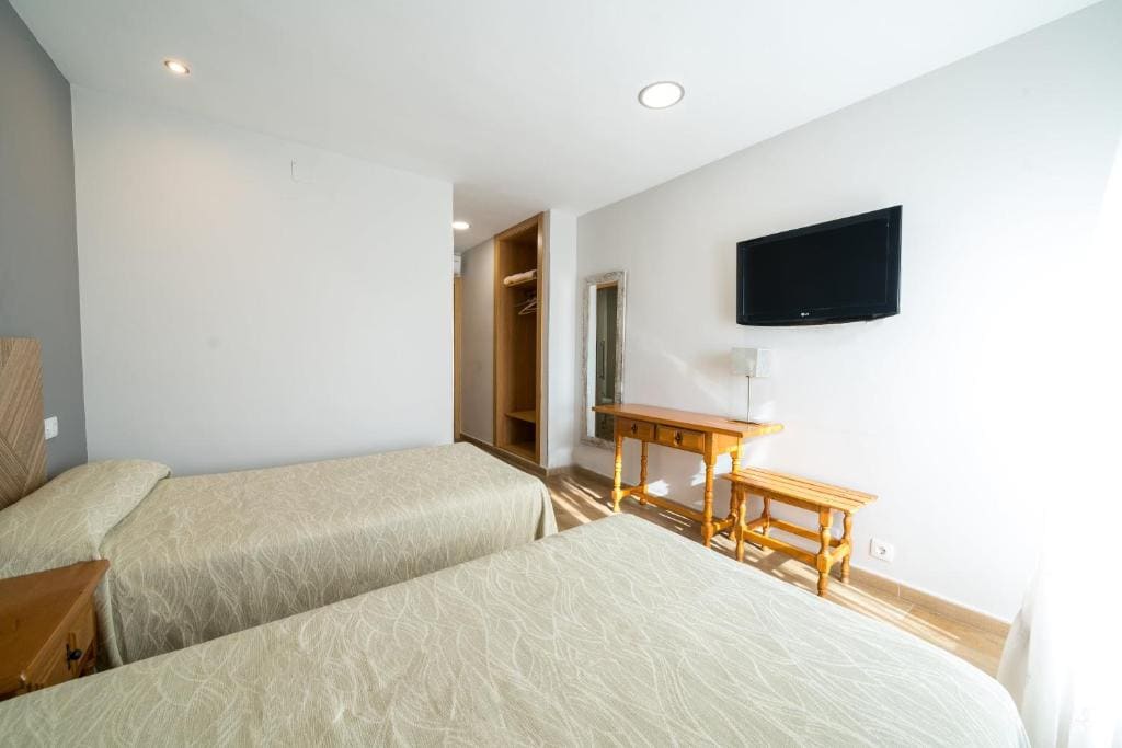 Superior Twin Room room - Image 2