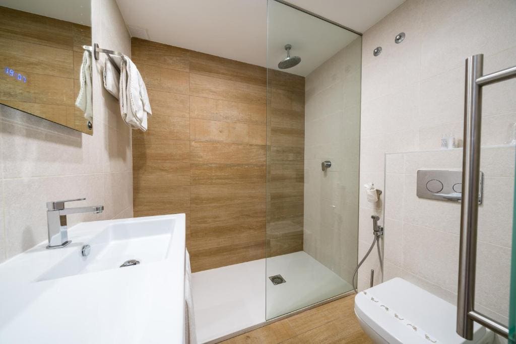 Superior Twin Room room - Image 3