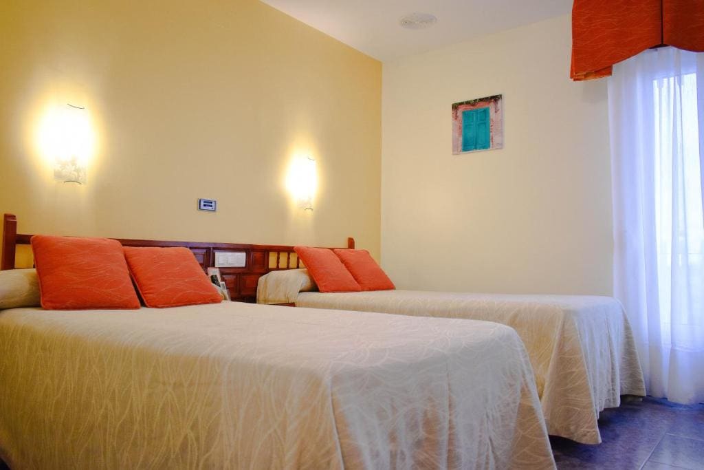 Standard Twin Room room - Image 1