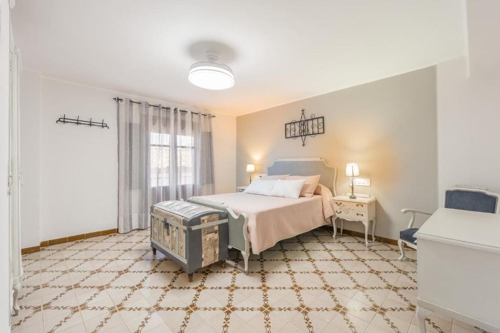 Five-Bedroom House room - Image 1