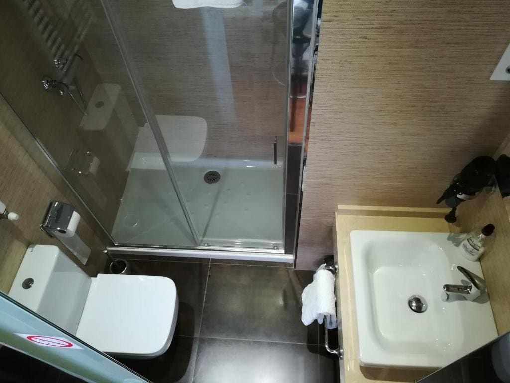 Single Room with Private Bathroom room - Image 1