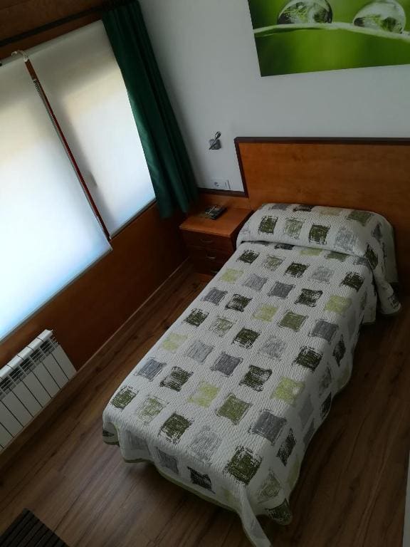 Single Room with Private Bathroom room - Image 3
