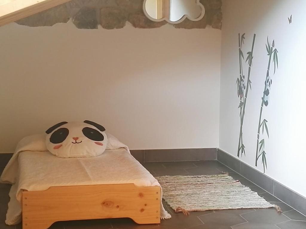 Apartment with Mountain View room - Image 3