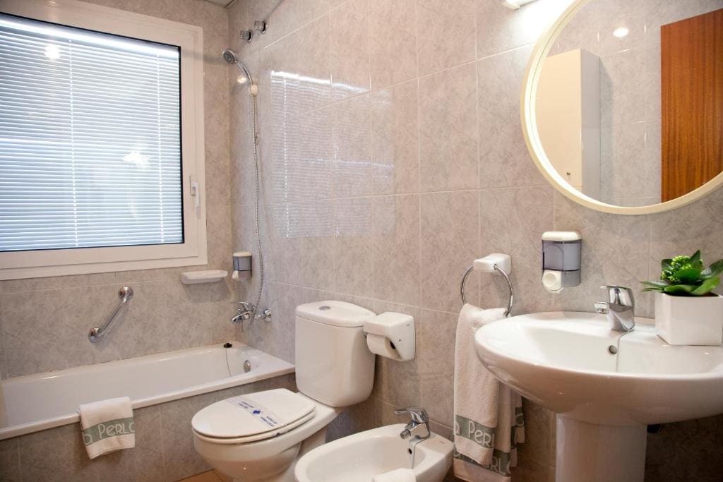 Apartment (2 Adults + 2 Children) room - Image 3
