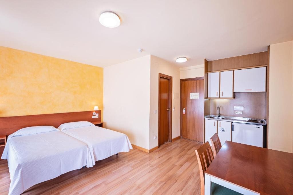 One-Bedroom Apartment with Terrace room - Image 3