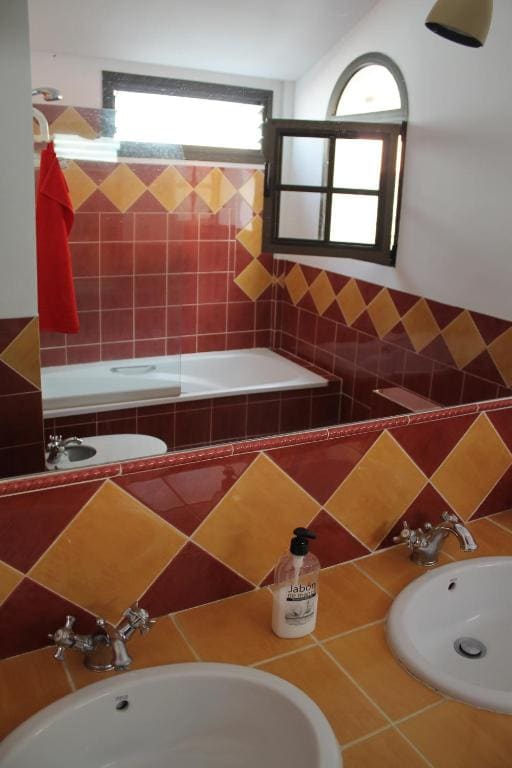 Bed in 4-Bed Mixed Dormitory Room with Bathroom room - Image 3