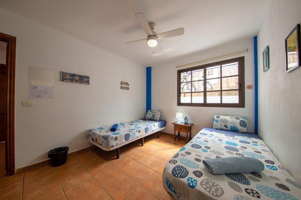 Twin Room with Shared Bathroom room - Image 3