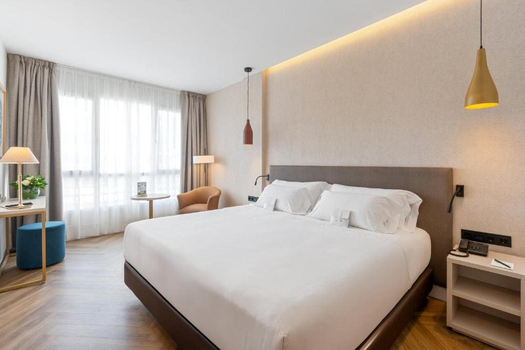 Superior Double or Twin Room with City View room - Image 3