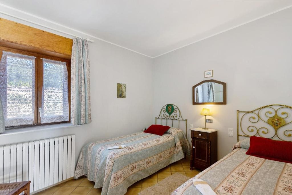 Three-Bedroom Apartment with Mountain View room - Image 2