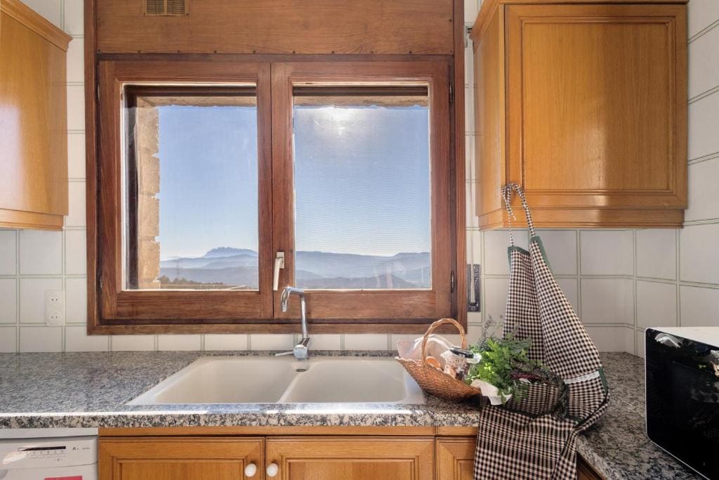 Three-Bedroom Apartment with Mountain View room - Image 3