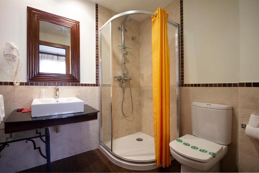 Standard Double or Twin Room room - Image 3