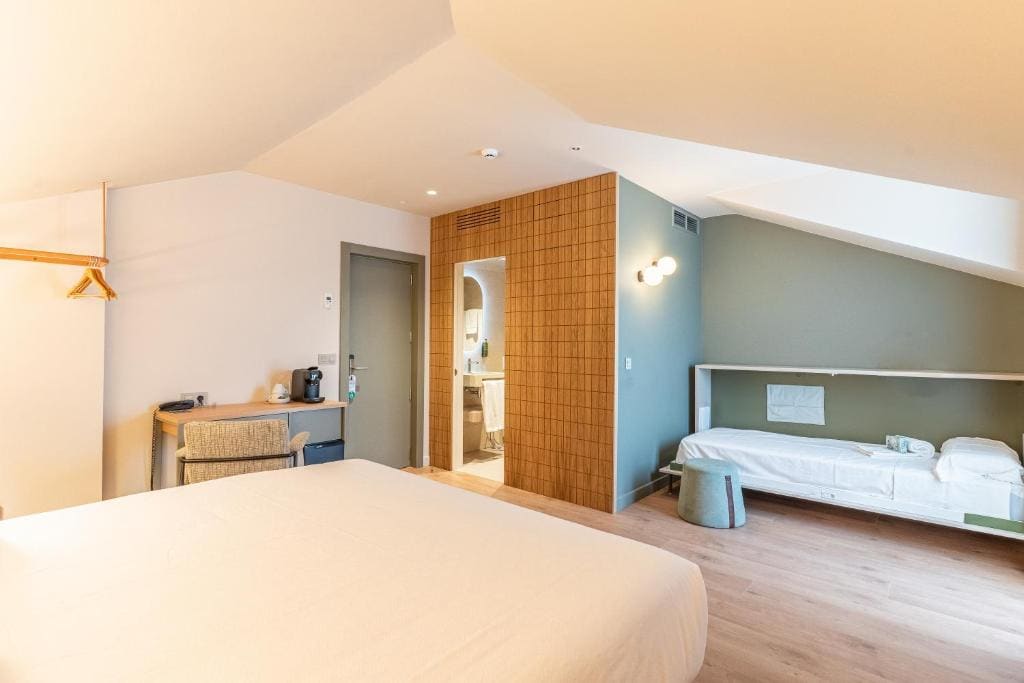 Superior Triple Room room - Image 1