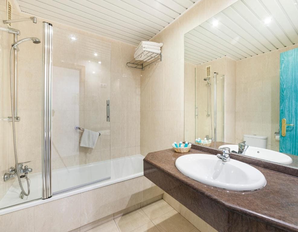 Twin Room with Pool View room - Image 1