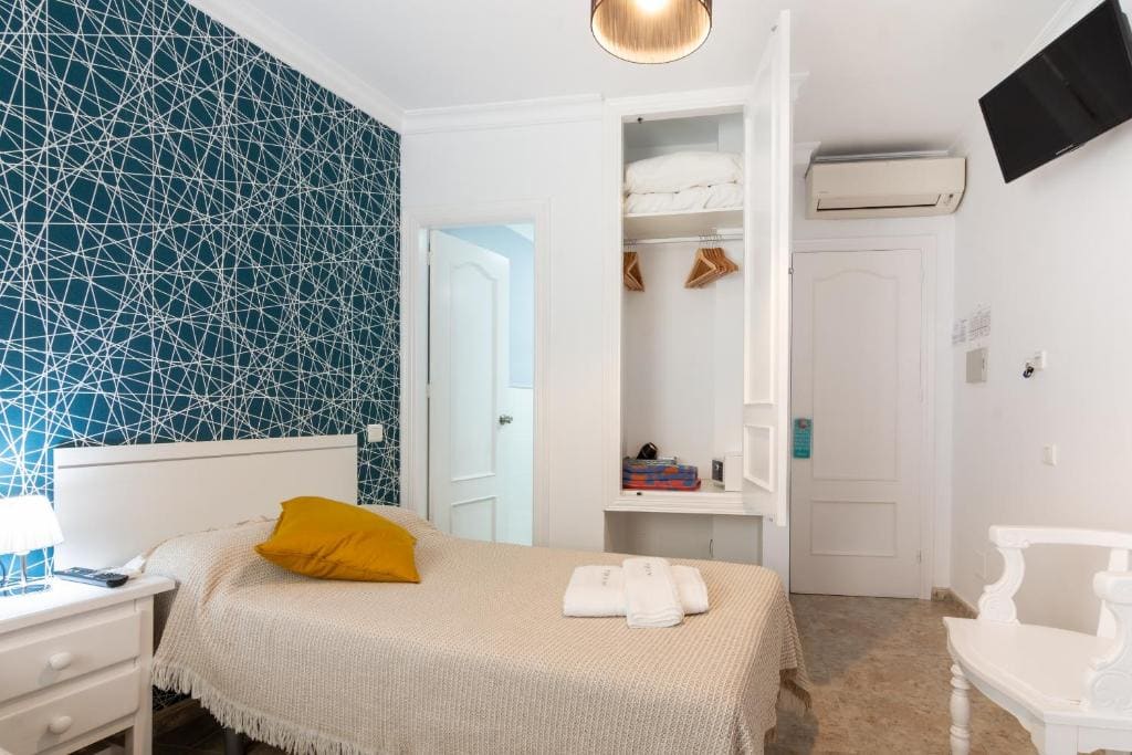 Twin Room with Private Bathroom room - Image 3