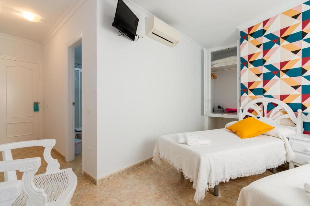 Twin Room with Bathroom room - Image 3