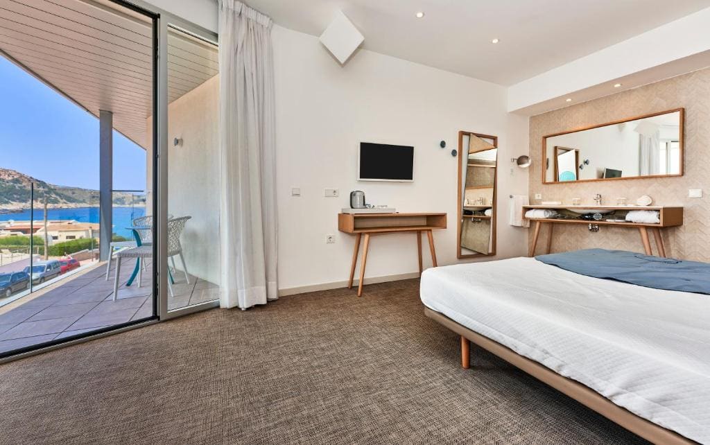 Double or Twin Room with Partial Sea View room - Image 2