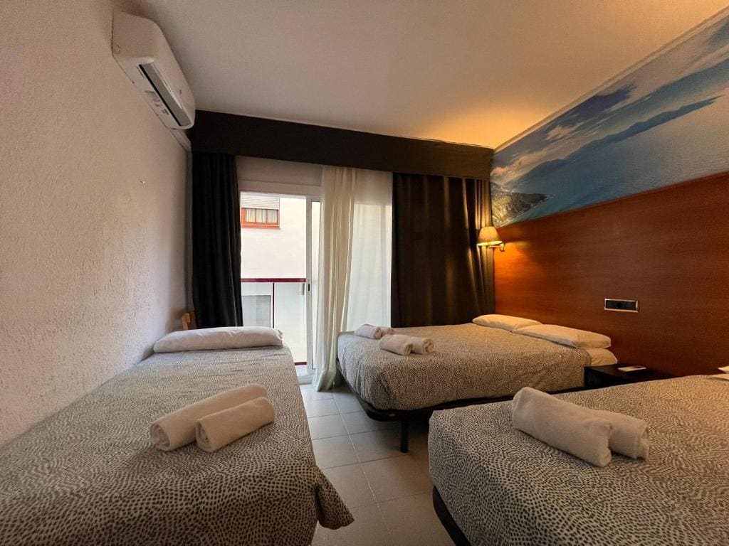 Economy Quadruple Room room - Image 1