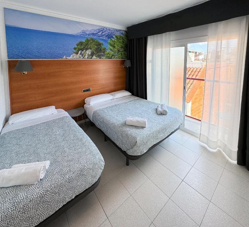 Economy Triple Room room - Image 2