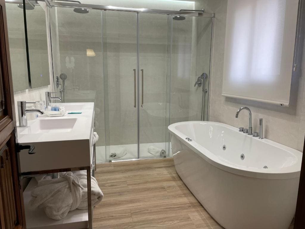 Habitación con cama extragrande y bañera de hidromasaje room - Image 1