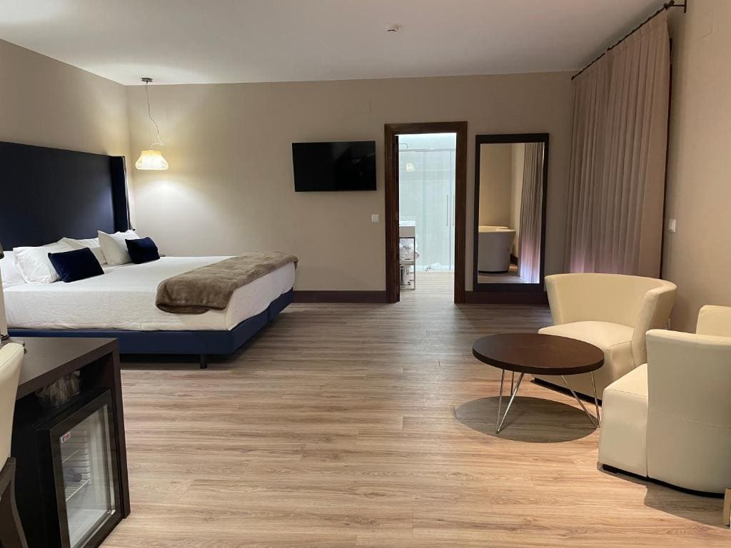 Habitación con cama extragrande y bañera de hidromasaje room - Image 2