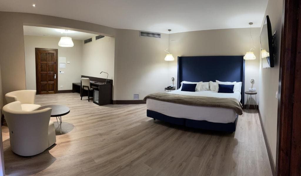 Habitación con cama extragrande y bañera de hidromasaje room - Image 3