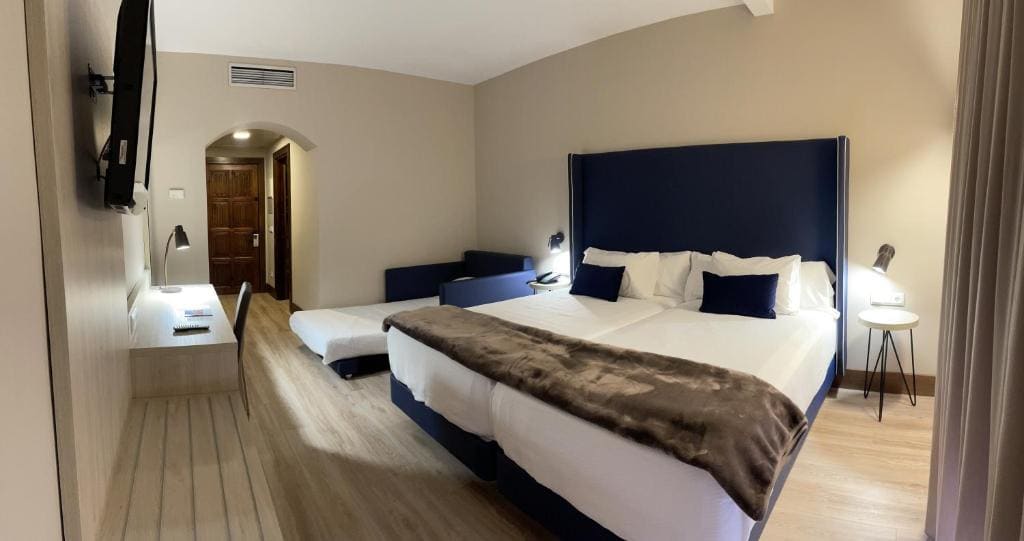 Habitación Twin Confort con cama supletoria room - Image 2