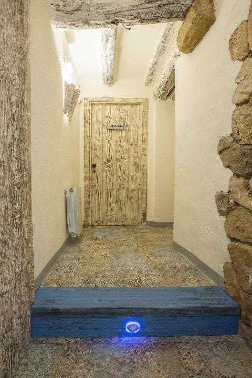 Seven-Bedroom House room - Image 2