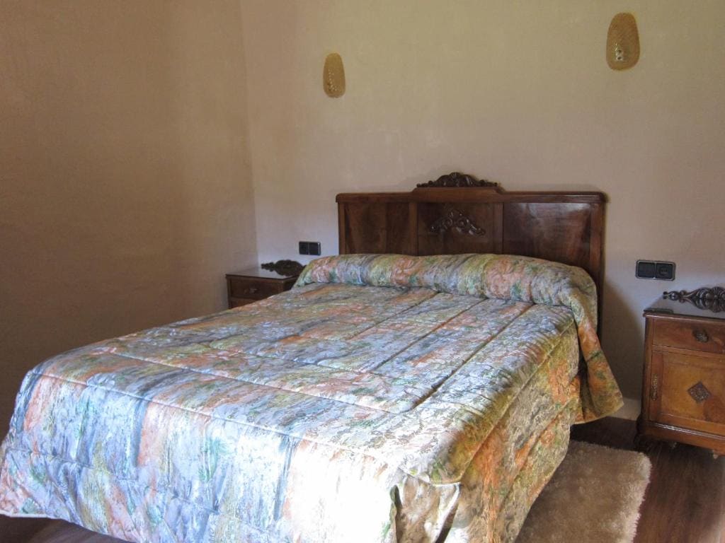 Six-Bedroom House room - Image 2
