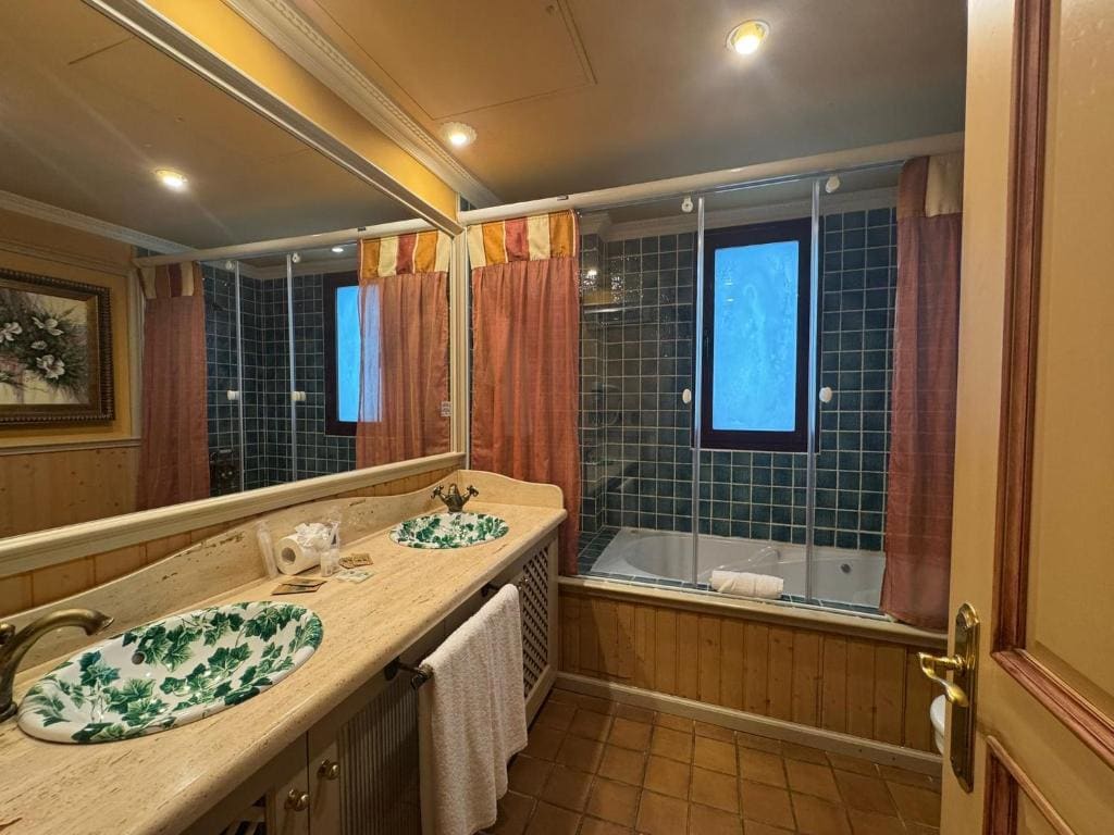 Deluxe Queen Room room - Image 2