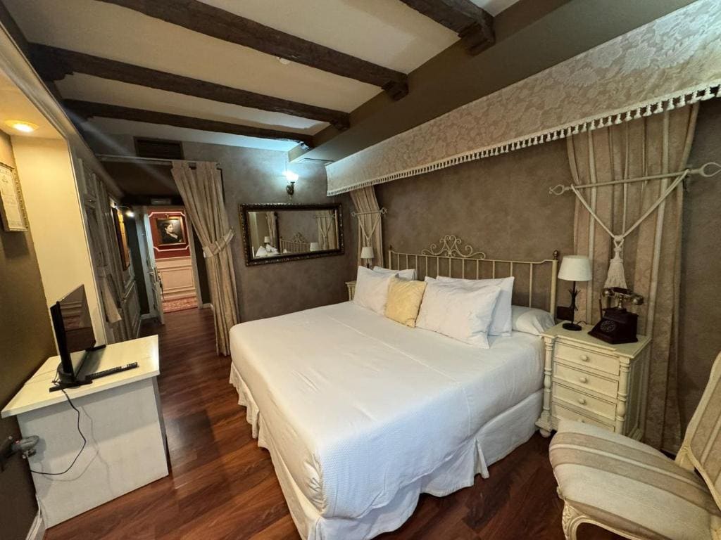 Deluxe Queen Room room - Image 3