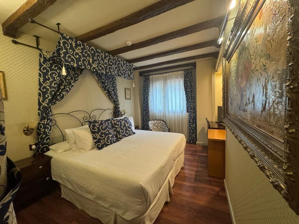 Deluxe Queen Room room - Image 1