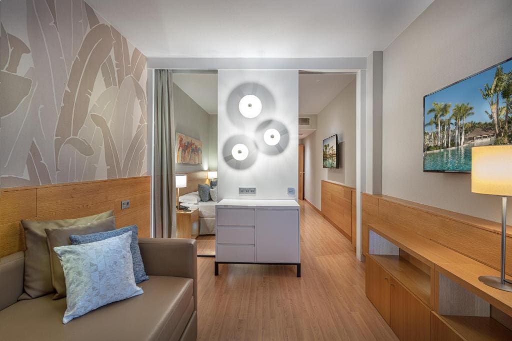 Junior Suite with Garden View room - Image 3