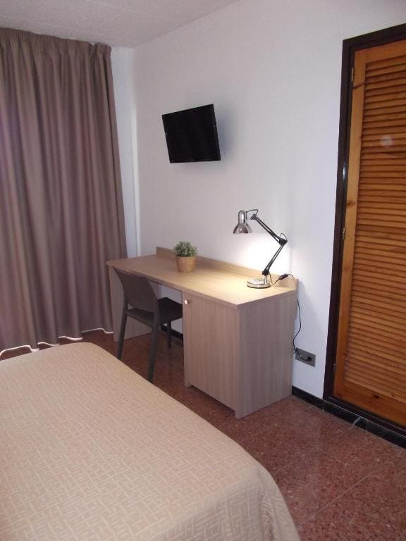 Double Room with Pool View room - Image 2