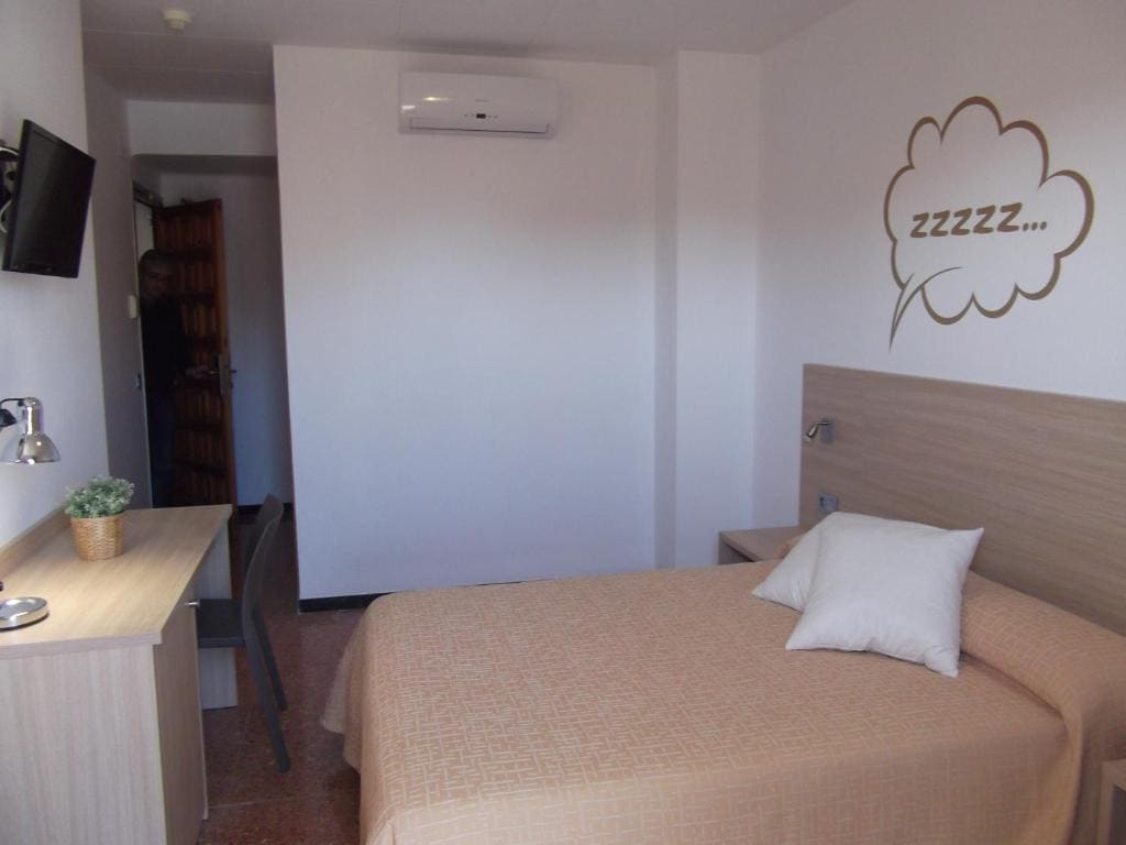 Double Room with Street View room - Image 3