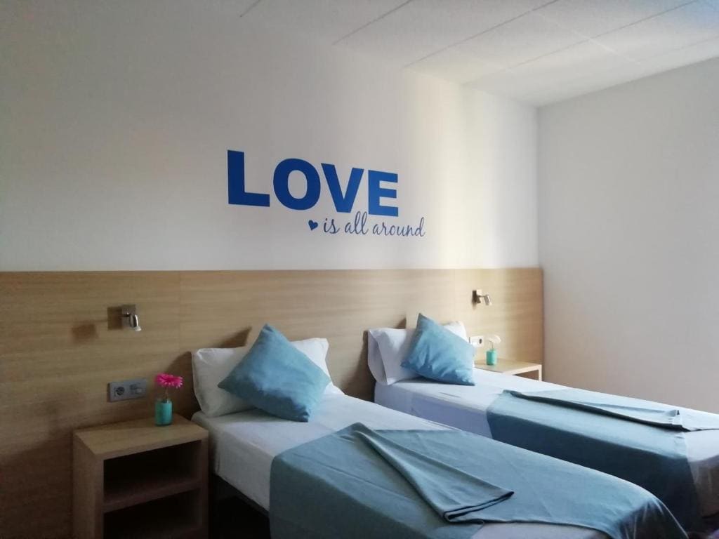 Twin Room with Pool View room - Image 2