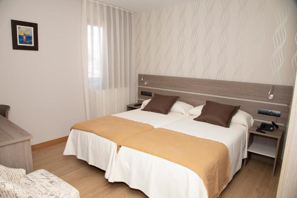 Twin Room with Private Bathroom room - Image 2