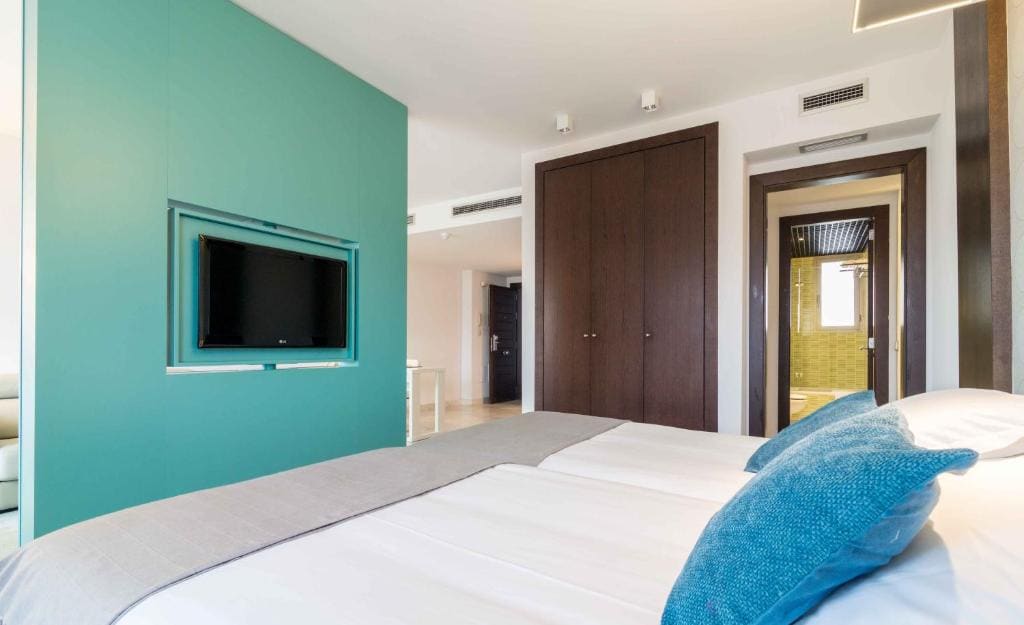 One-Bedroom Apartment room - Image 1