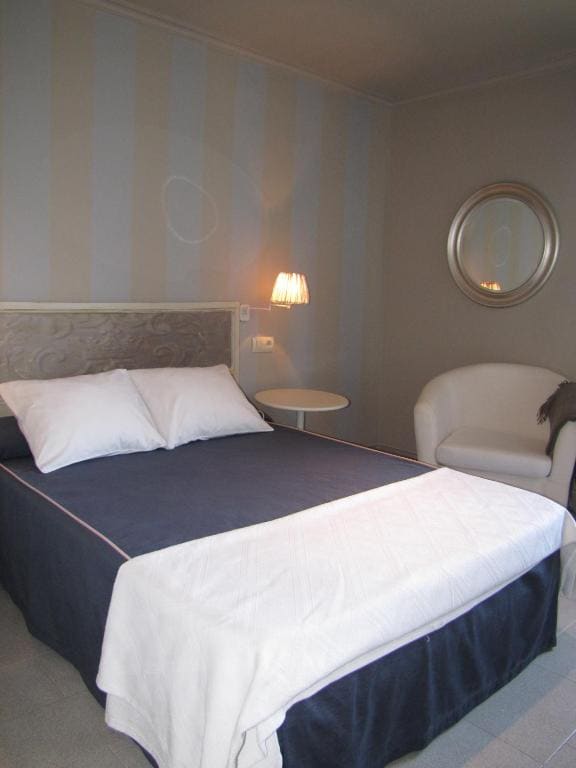 Single Room with Double Bed room - Image 2