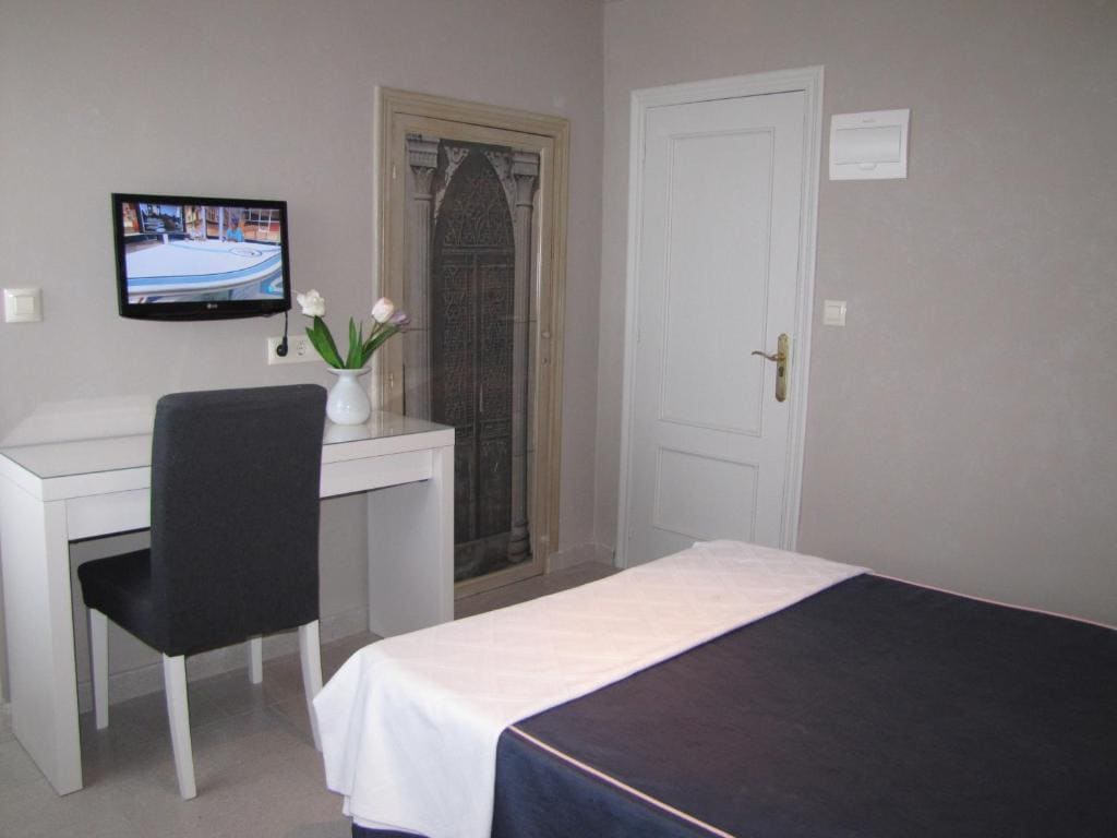 Single Room with Double Bed room - Image 3