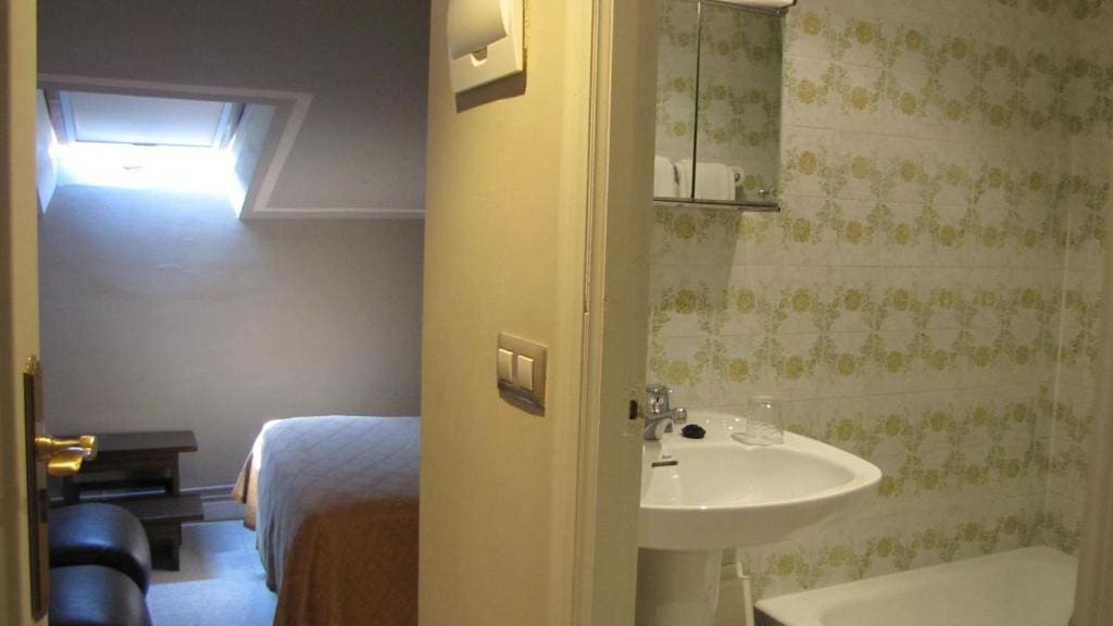 Small Single Room room - Image 2