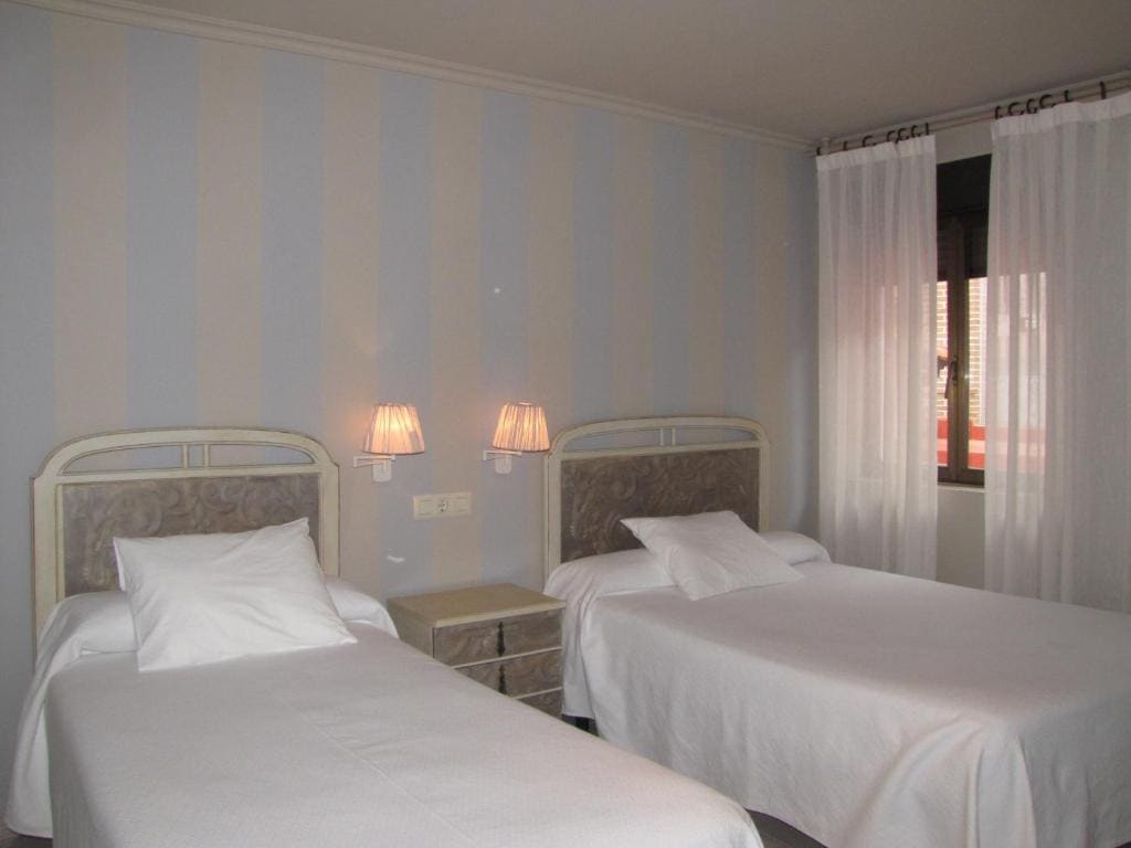 Standard Budget Twin Room room - Image 3